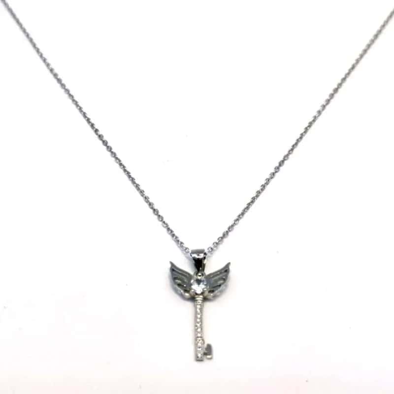 Cadena de plata con colgante de llave con alas de ángel y piedras blancas