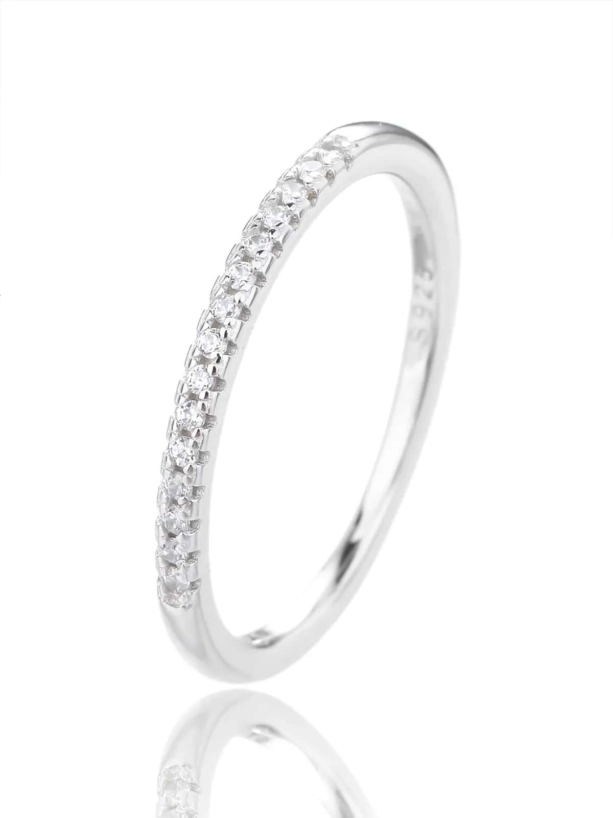 Anillo de plata con circonitas blancas