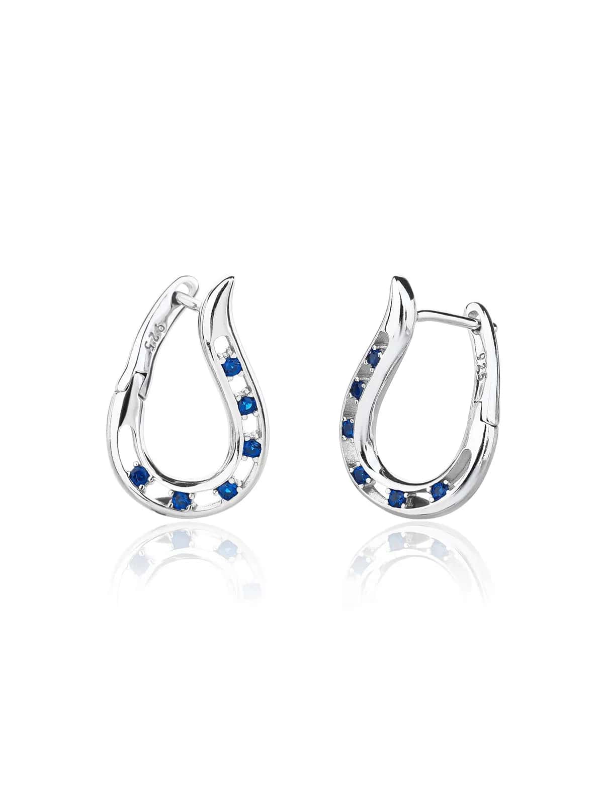 Pendientes de plata curvos y etéreos con piedras azul oscuro y baño de rodio