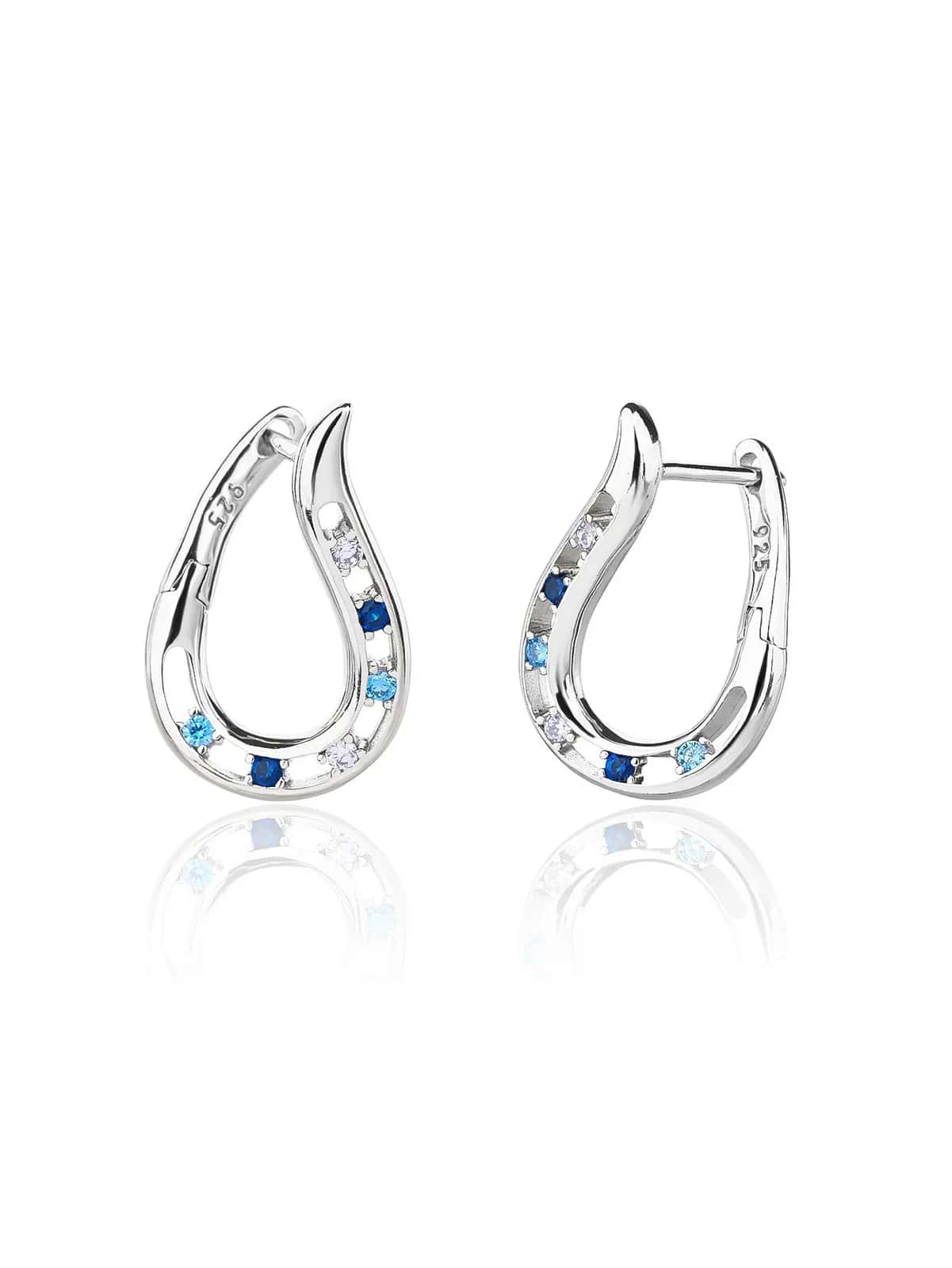 Pendientes ondulados de plata con piedras azules y blancas, con baño de rodio