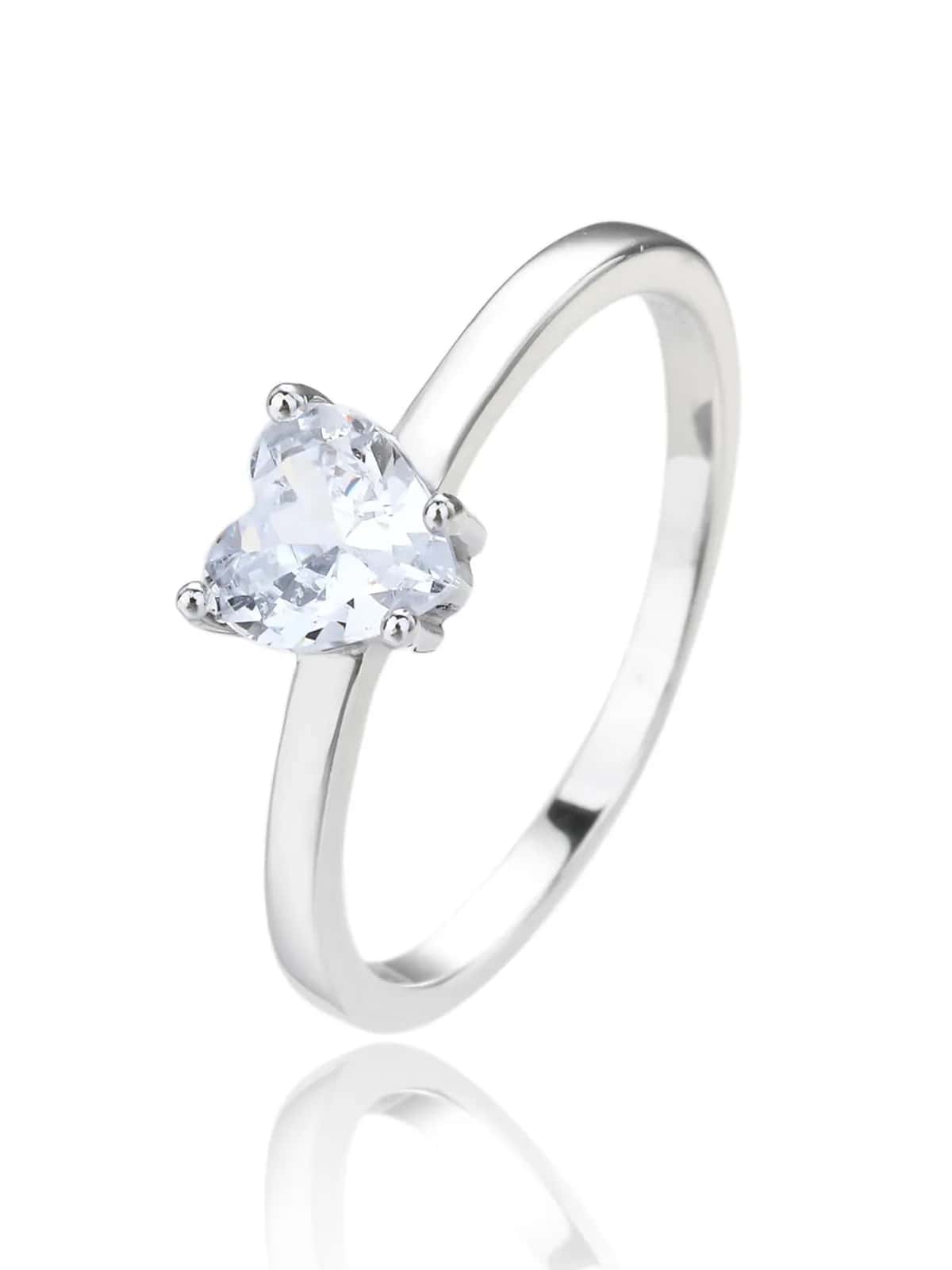Anillo de plata con piedra en forma de corazón