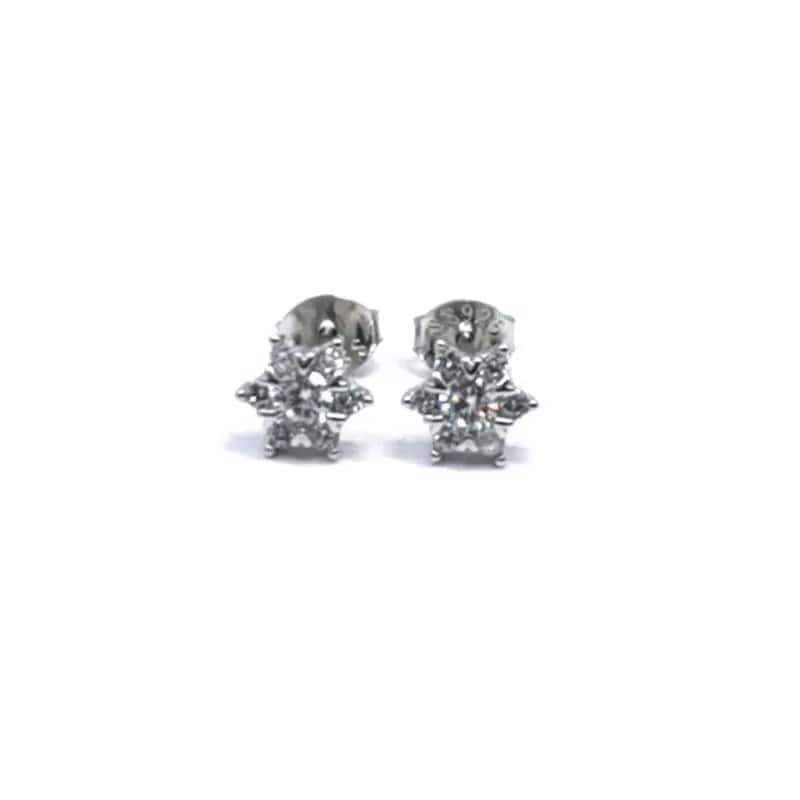 Pendientes de flor de plata con piedras blancas